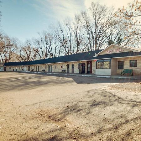 Simmer Motel Wamego Екстериор снимка