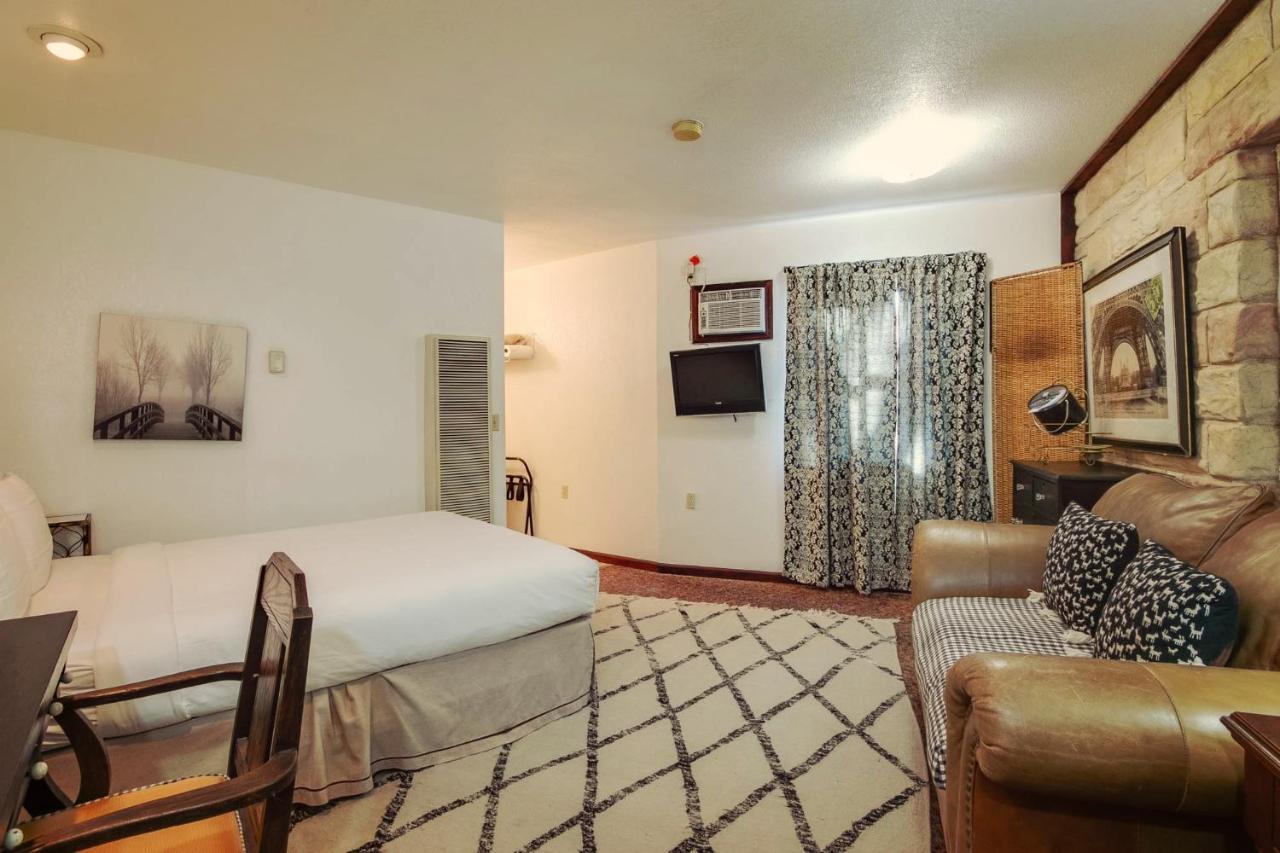 Simmer Motel Wamego Екстериор снимка