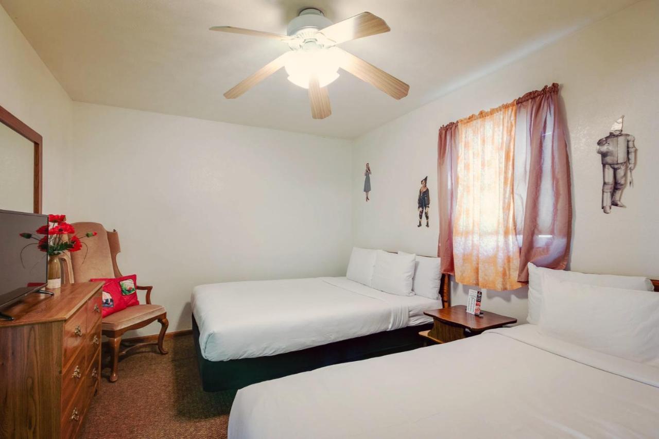 Simmer Motel Wamego Екстериор снимка