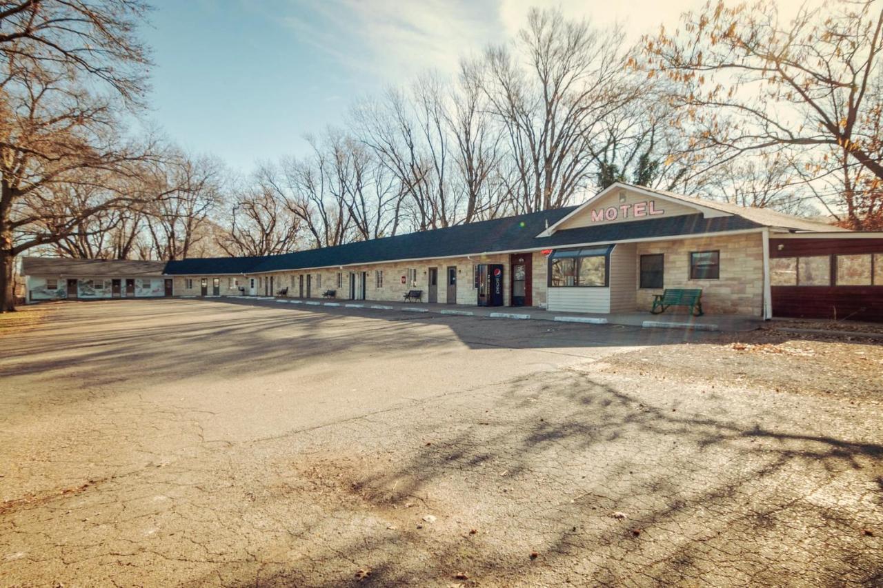 Simmer Motel Wamego Екстериор снимка